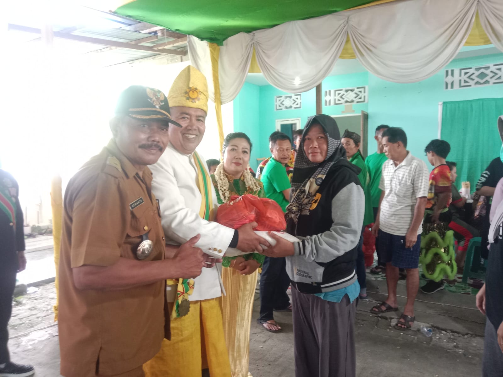 Pemberian sembako raja gontar IV Kerajaan Aru didampingi Kades Tandem Hilir 1 Herianto