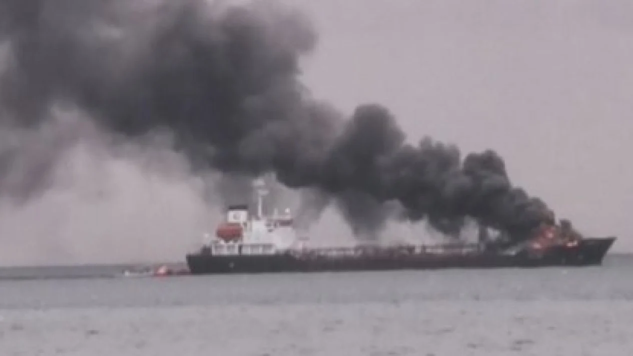 Pertamina Pasang Oil Boom Usai Kapal BBM Terbakar