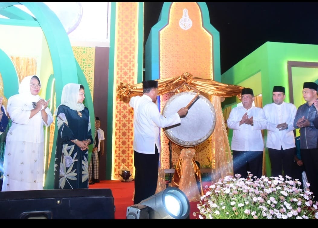 TUTUP: Bupati Deli Serdang, H Ashari Tambunan saat menutup MTQ ditandai dengan pemukulan bedug dan penurunan bendera MTQ.