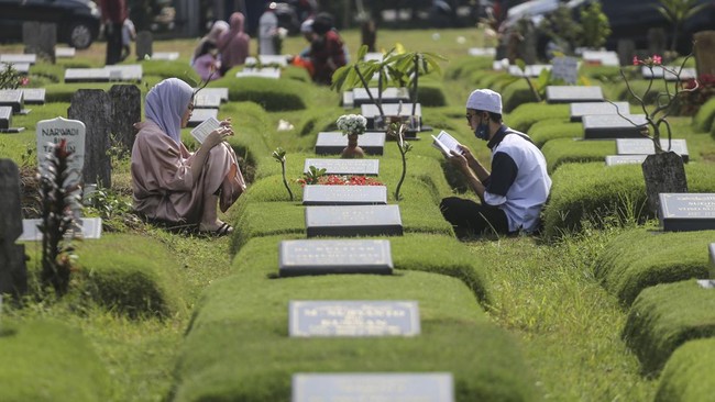 Bagaimana Islam Memandang Tabur Bunga saat Ziarah Kubur?