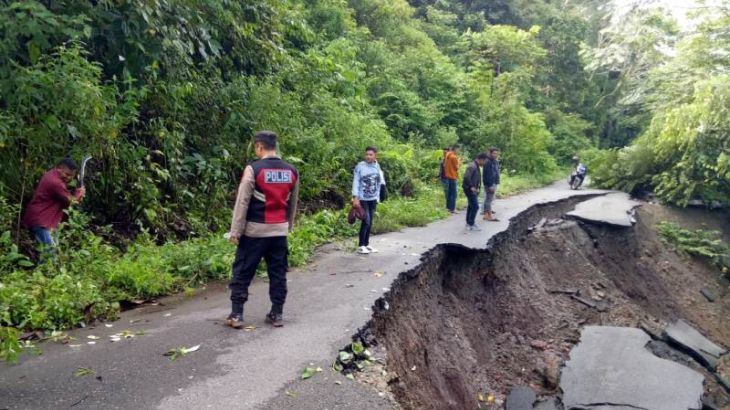 Akibat Longsor, Jalan Lintas Aceh Barat-Pidie Putus