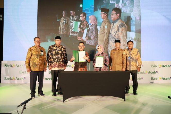 Direktur Utama Bank Aceh, Muhammad Syah, bersama Direktur LPPI, Retno Wahyuni Wijayanti melakukan penandatanganan Akad Kerjasama Pendampingan Persiapan Operasional Bank Aceh menjadi bank devisa. Turut didamping Asisten Administrasi Umum Setda Aceh, Iskandar SSos, Msi, Kepala Perwakilan Bank Indinesia Provinsi Aceh, Rony Widjarto P, Plt Komisaris Utama Bank Aceh, Abdussamad, Ketua Dewan Pengawas Syariah Bank Aceh, Prof Dr Syahrizal Abbas.
