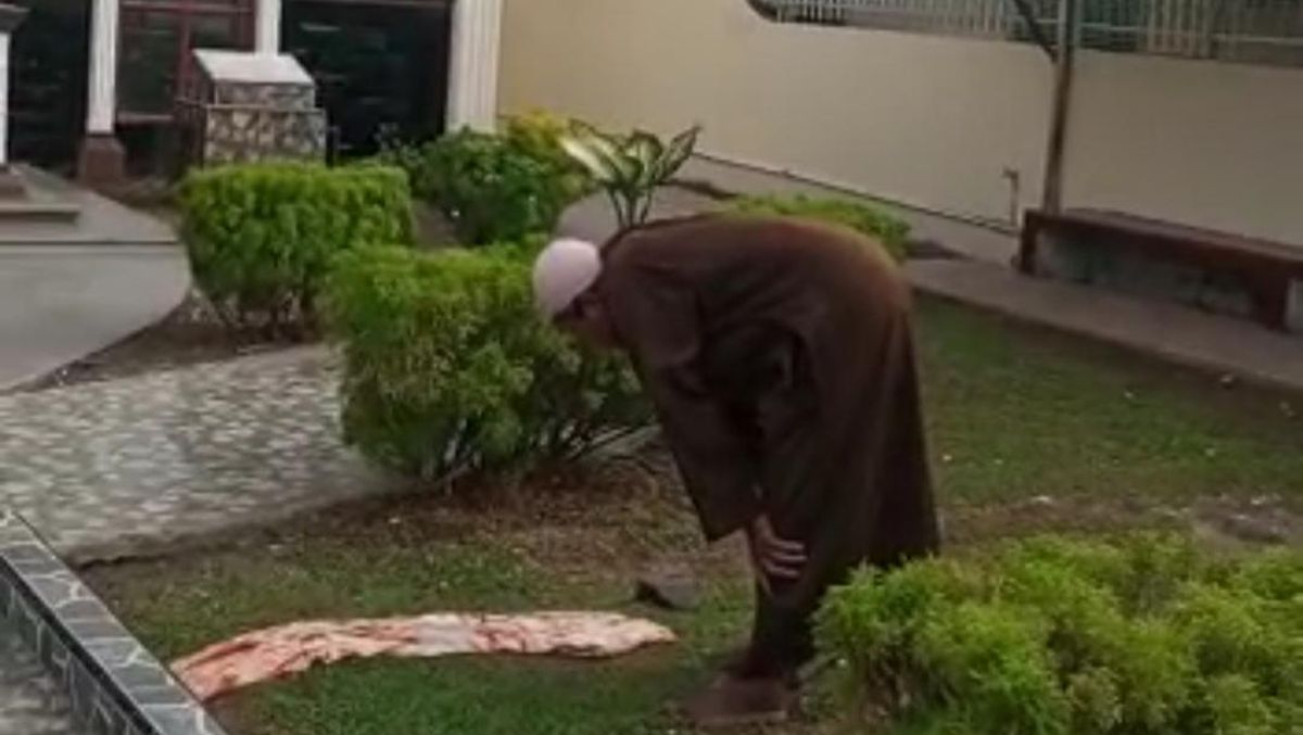 Viral Pria Salat di Halaman Gereja Medan, Diduga Alami Gangguan Jiwa