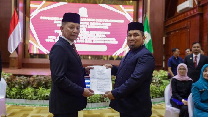 Pj Gubernur Aceh Serahkan SK Perpanjangan Pj Bupati Aceh Besar