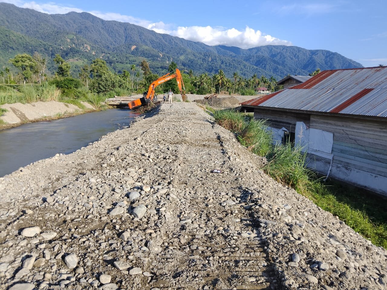 BPBD Agara Turunkan Alat Berat Perbaiki Tanggul Jebol