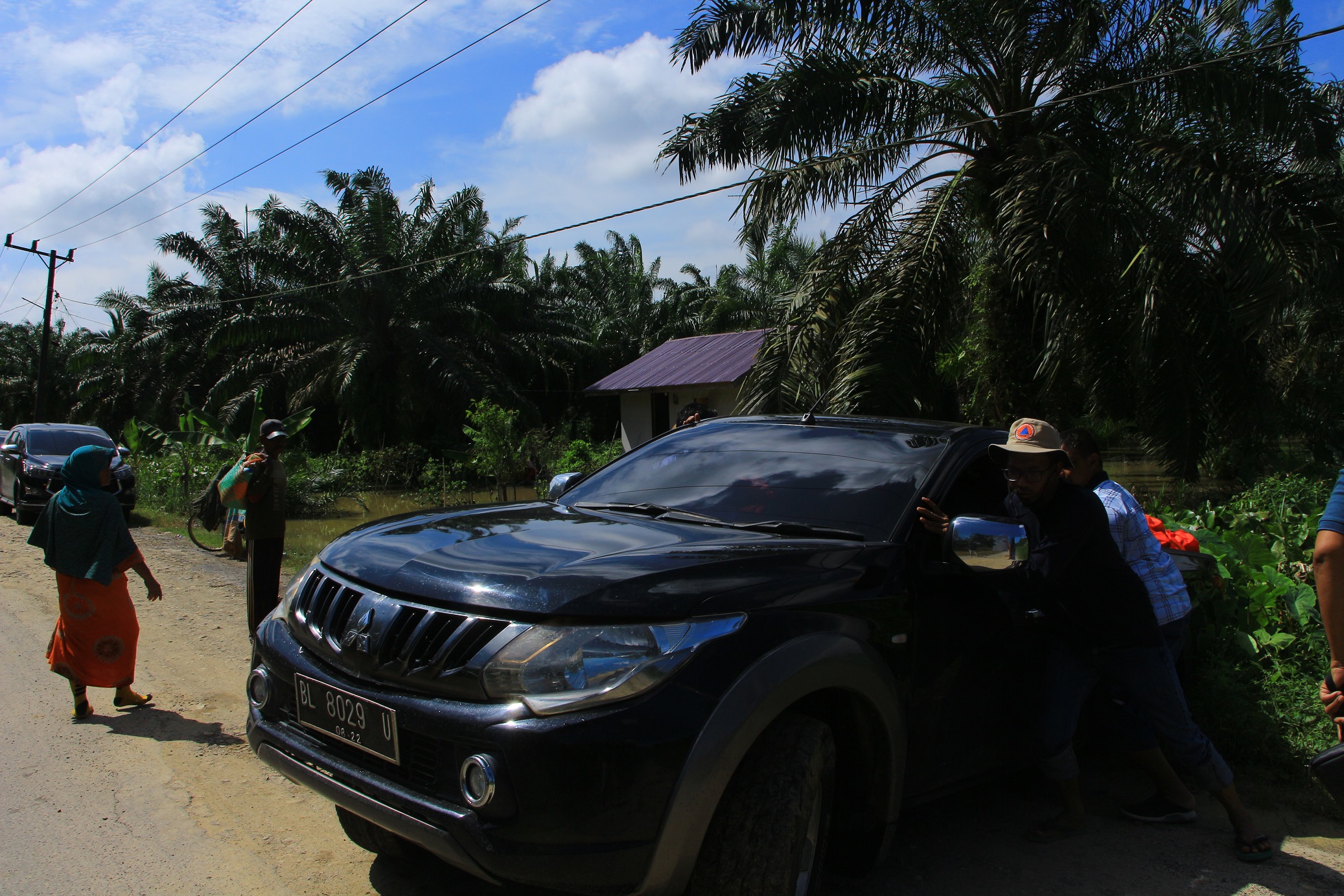 Mobil Angkut Logistik untuk Korban Banjir di Aceh Tamiang Masuk Parit