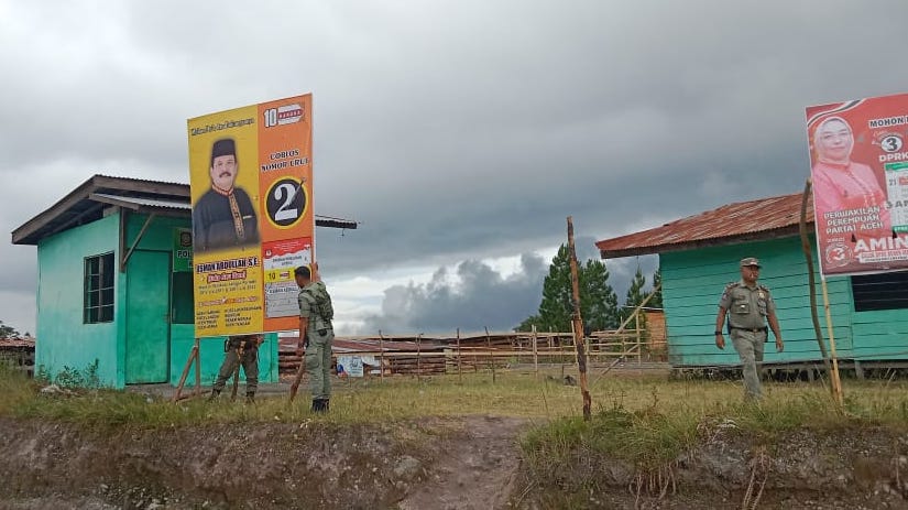 "Penertiban ini berdasarkan surat permintaan Panwaslih Bener Meriah, meminta personel Satpol PP Tertibkan APK di lapangan pacuan kuda," kata Kabid Trantib Satpol PP Bener Meraih