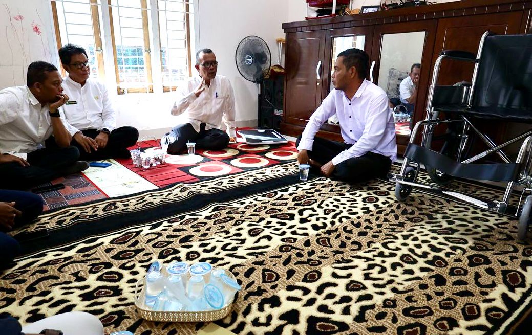 Semangati Anak Penderita Lumpuh DMD, Kadinsos Aceh Serahkan 1 Unit Kursi Roda