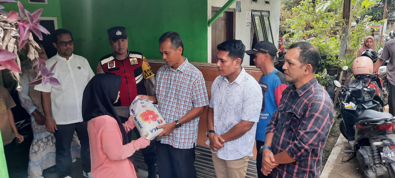 Pemko Langsa Serahkan Bantuan Masa Panik untuk Korban Kebakaran