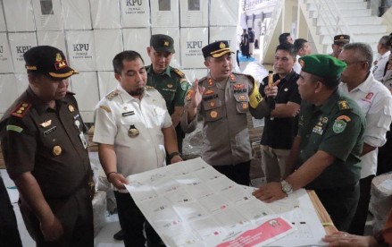 Sukseskan Pemilu 2024, Kapolres Aceh Besar Bersama PJ. Bupati Aceh Besar  Tinjau Gudang Logistik Pemilu