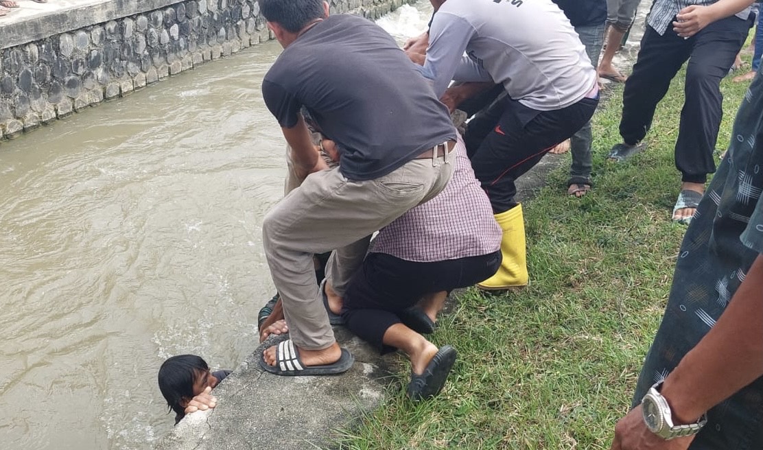 Seorang Petani di Montasik Ditemukan Tewas Tersangkut Pintu Air Irigasi