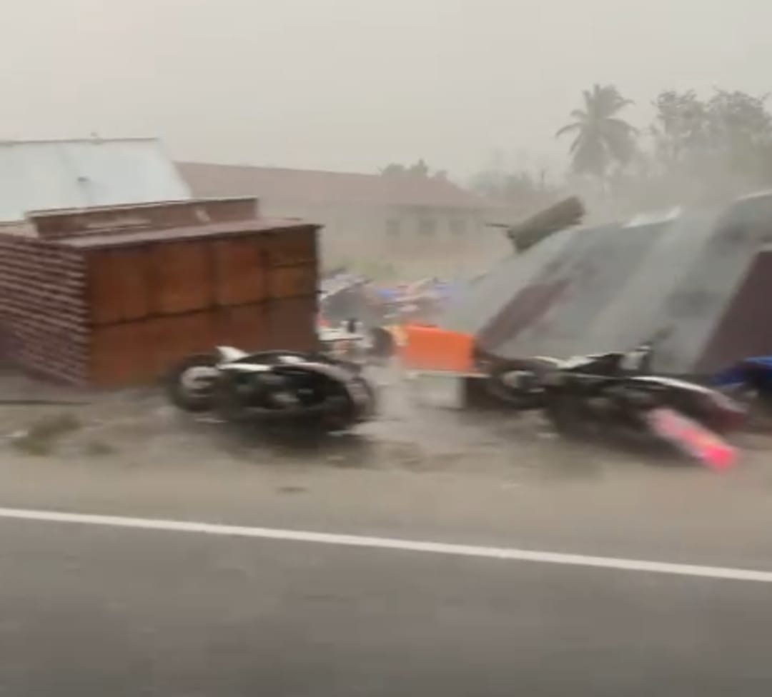 Puluhan Warung di Simpang Rangkaya Diterjang Angin Kencang