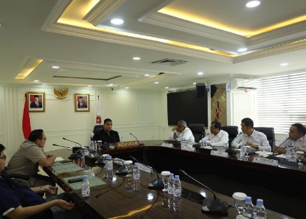 Keterangan Foto: Pj Gubernur Aceh Bustami yang didampingi Pj Sekda Aceh Azwardi Abdullah menyampaikan laporan kesiapan PON XXI Aceh-Sumut kepada Menpora Dito Ariotedjo, di Kemenpora RI, Jakarta Pusat, Rabu, 31 Juli 2024.