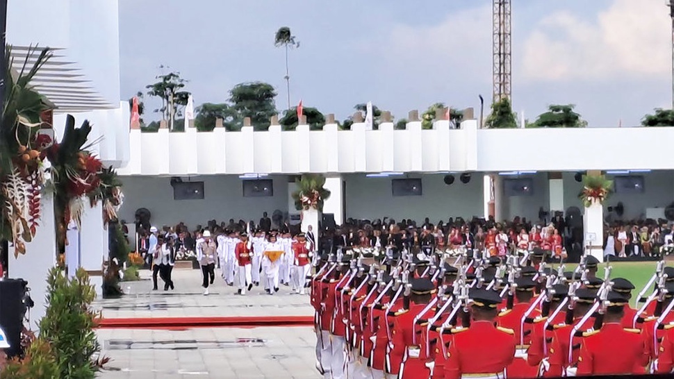 Jokowi Pakai Baju Nusantara Pimpin Penurunan Bendera