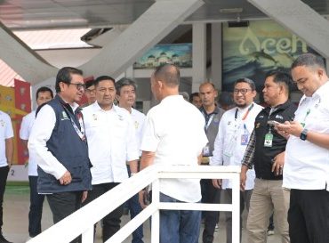 BANDA ACEH - Plh Sekretaris Daerah Aceh Azwardi, selaku Ketua Harian PB PON XXI Aceh-Sumut Wilayah Aceh didampingi sejumlah Ketua Bidang PB PON XXI Aceh, meninjau Pelabuhan Penyeberangan Ulhee Lheue, terkait persiapan menyambut lonjakan penumpang, terutama para Kontingen PON XXI yang ingin berwisata ke Kota Sabang, Jum'at (13/9/2024).