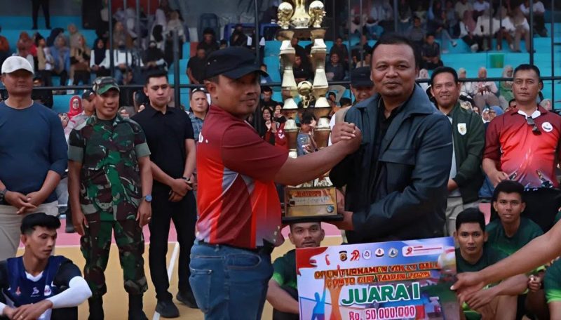 Saat Sesisi Foto Penyerahan Piala Tropi Kepada Pemenang Tim Bank Aceh Diwakili Oleh Plt Bank Aceh Cabang Bener Meriah Andri Syaputra Oleh Kapolres Bener Meriah AKBP Aris Cai Dwi Susanto,S.I.K,M.I.K(Sumber Foto/IST)